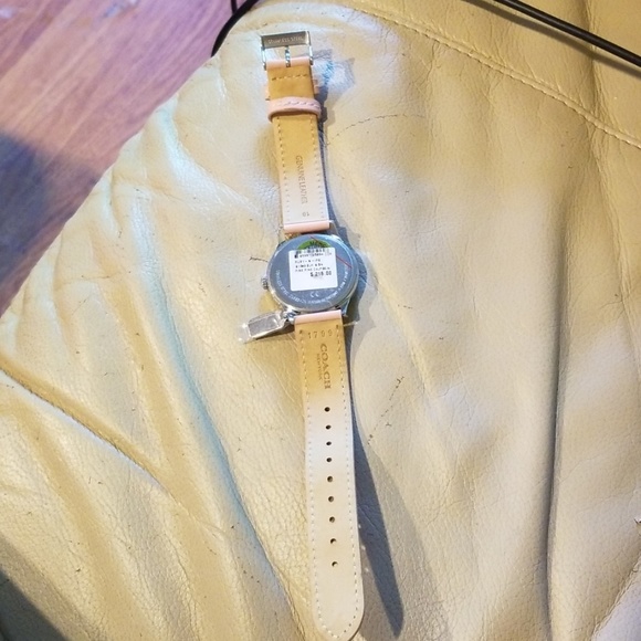 🌸Cutest Coach Watch W/ Signature Coach Tag!!! - Picture 5 of 8